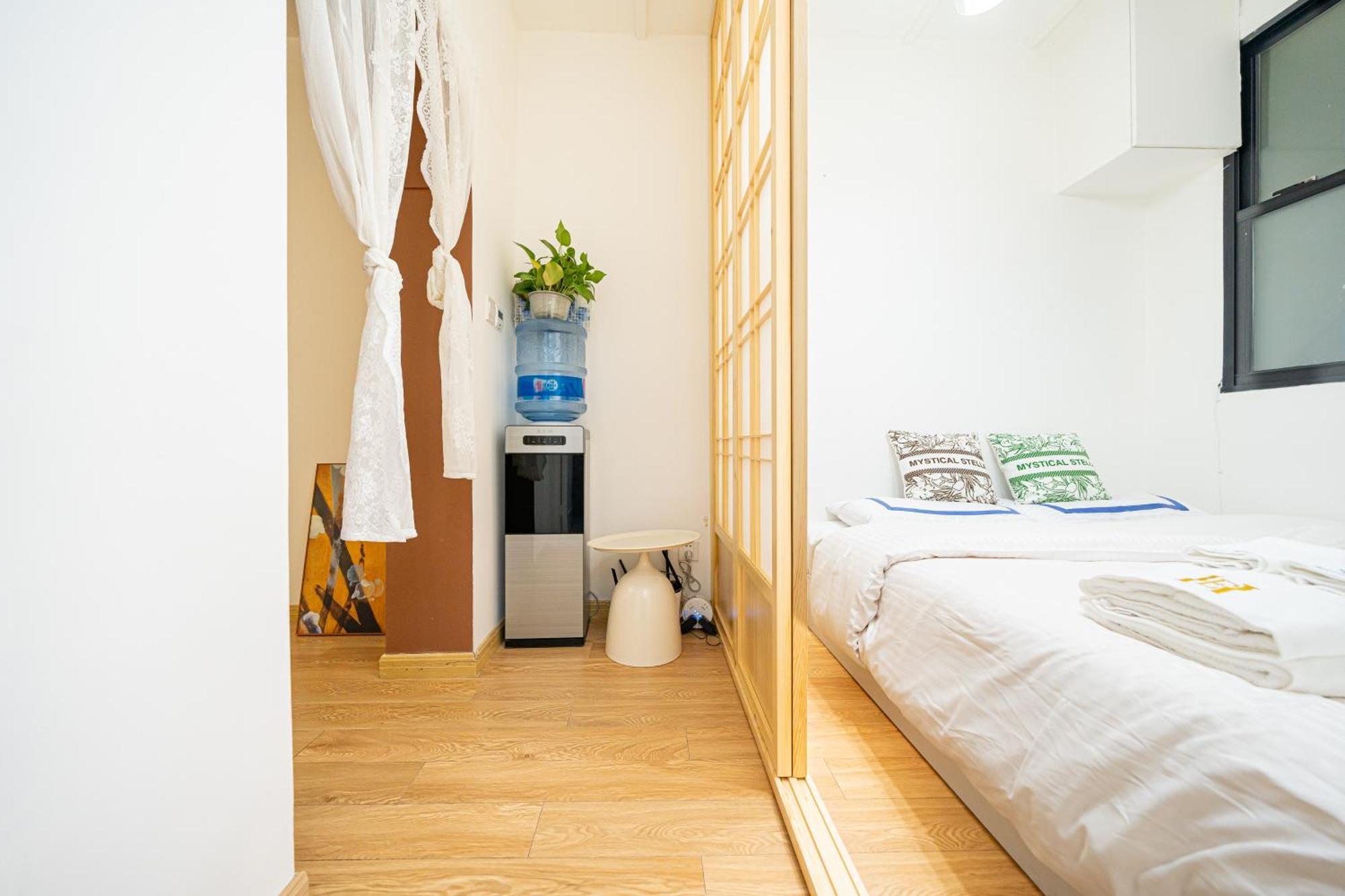 上海小胖纸民宿-南京西路3店-桃之夭夭 Apartment *