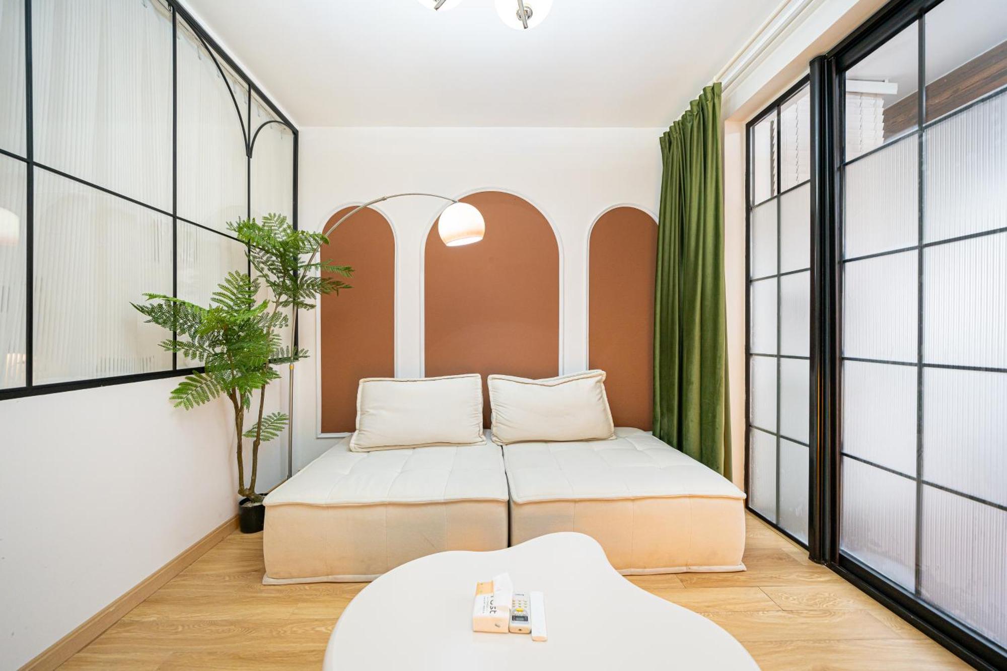 上海小胖纸民宿-南京西路3店-桃之夭夭 Apartment *
