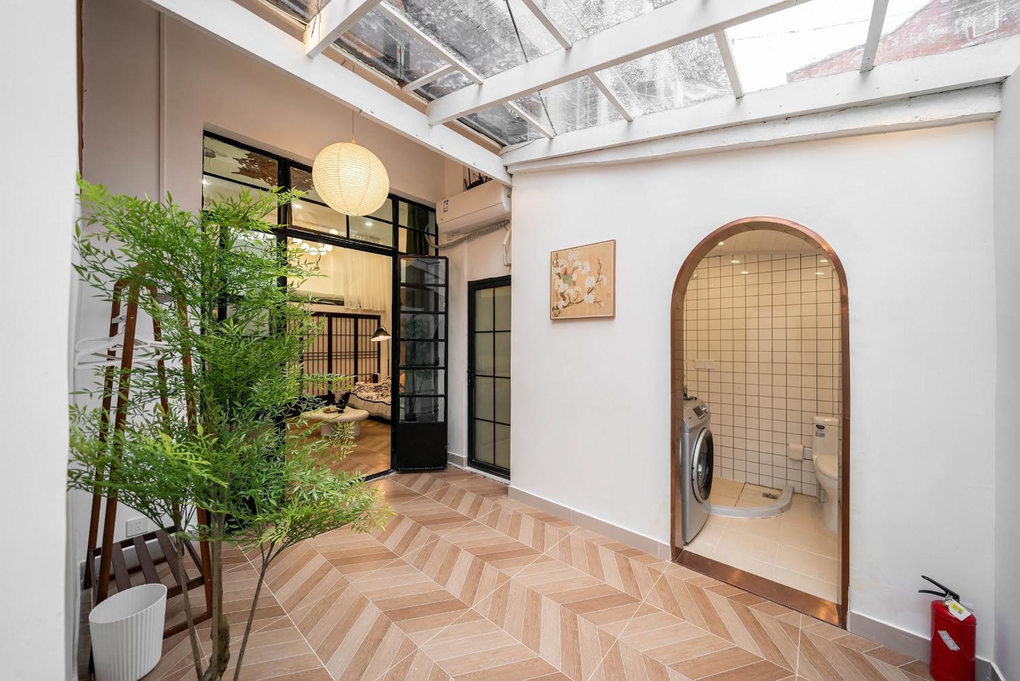 上海小胖纸民宿-南京西路3店-桃之夭夭 Apartment